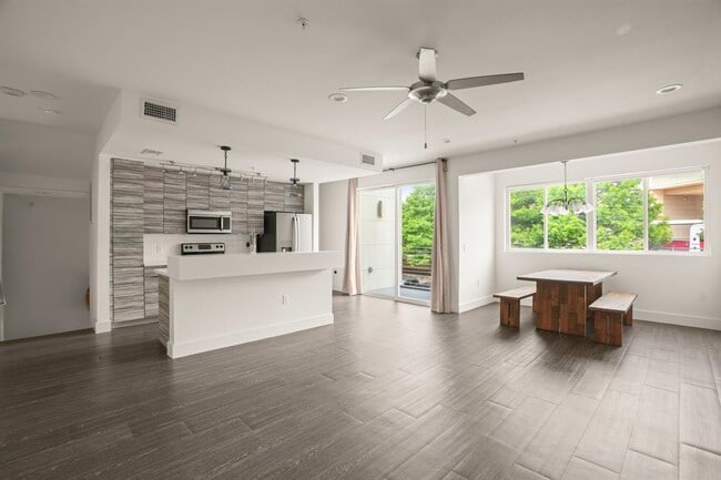 Building Photo - 604 N Bluff Dr