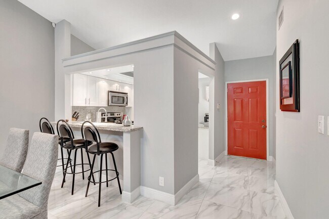 Building Photo - 10927 Dolphin Palm Ct