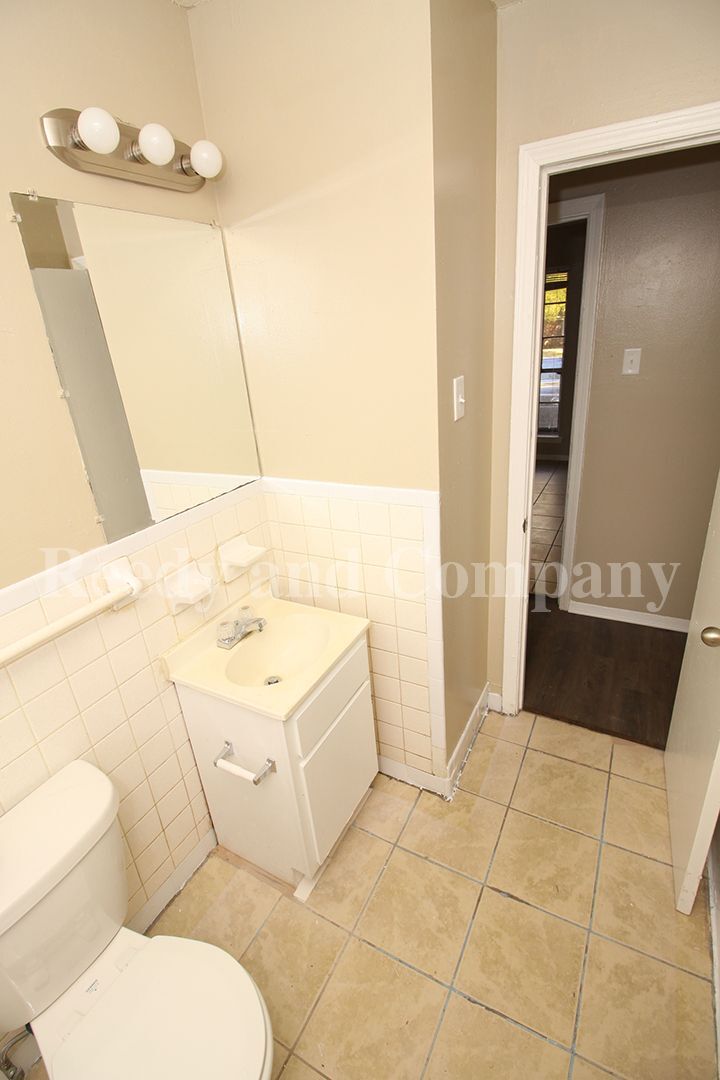 Building Photo - 4557 Spring Valley Dr