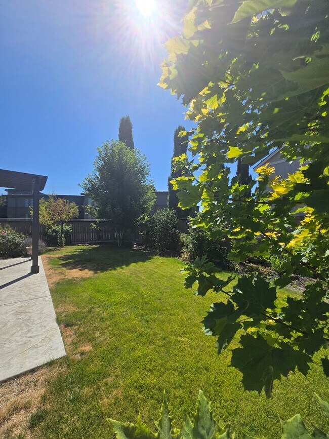 Building Photo - Beautiful Home with Comfort and Convenienc...