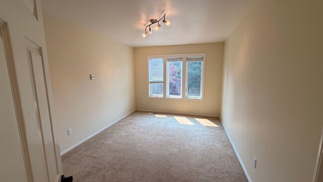 Building Photo - Beautiful Upgraded 4 Bedroom 2.75 Bath Home in Sammamish