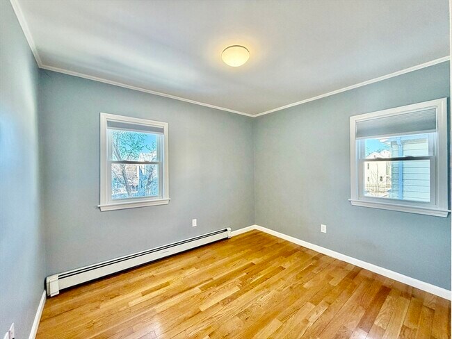 Building Photo - 305 Safford St