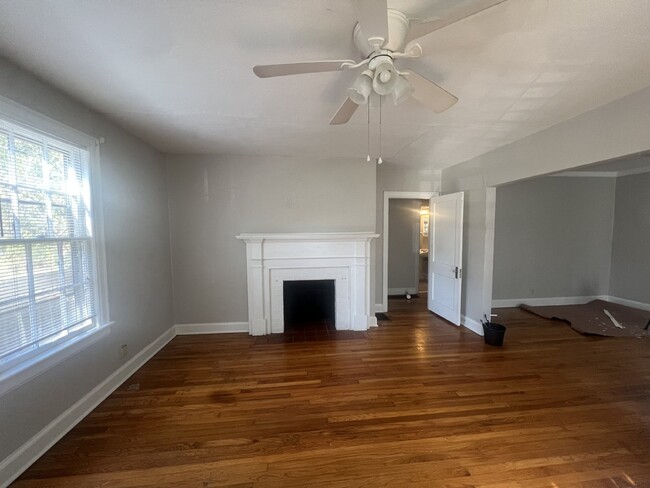 Building Photo - Quaint Two Bedroom Available NOW