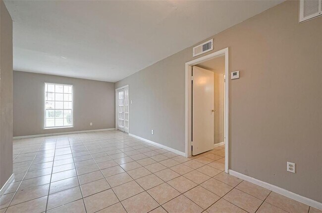 Building Photo - 9090 S Braeswood Blvd