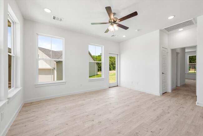 Building Photo - 1207 Chestnut Ct