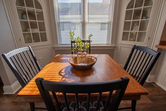 Building Photo - Airbnb Short-Term Rental Cozy two Bedroom one bath ranch style home Mayfield Heights