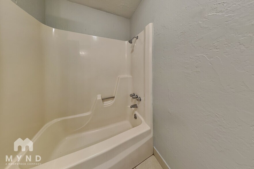 Building Photo - 10716 N Arapaho Dr
