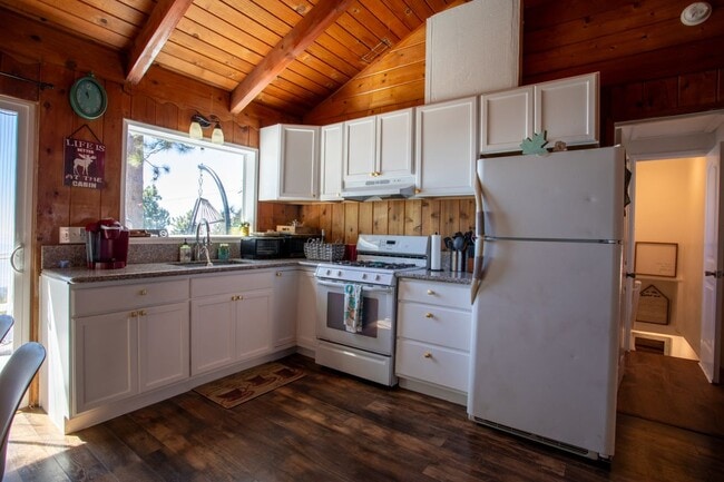 Building Photo - 31569 Panorama Dr
