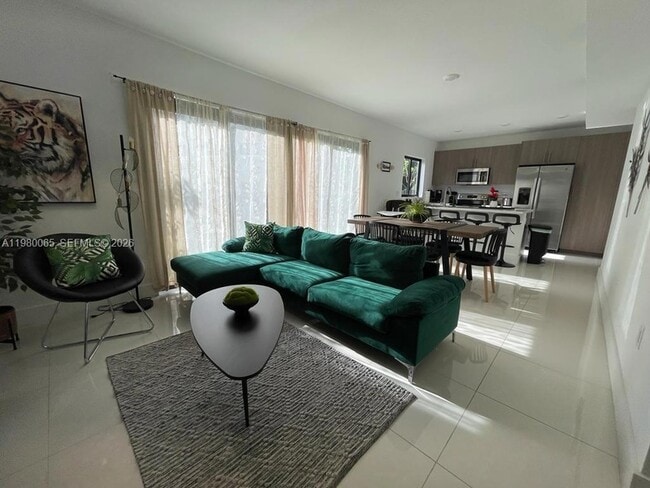 Building Photo - 302 NW 11th Ct