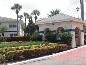 Building Photo - 1524 SE Royal Green Cir