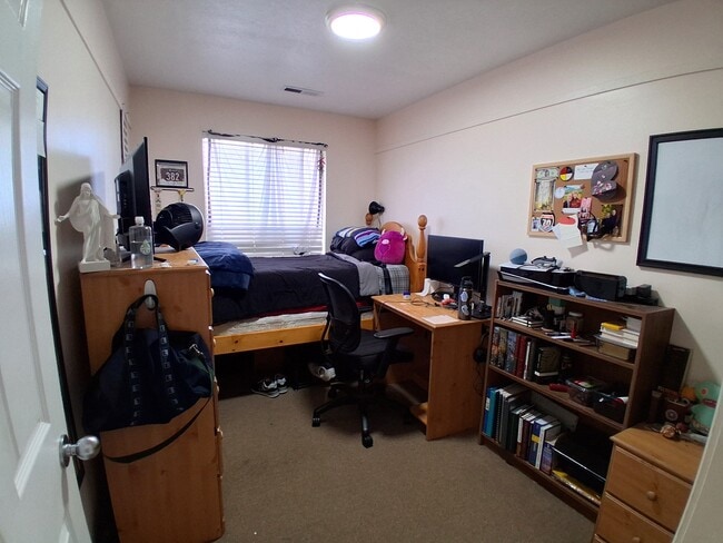 Building Photo - 654 E 700 N