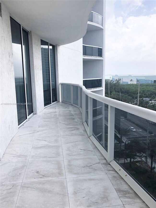Building Photo - 15811 Collins Ave