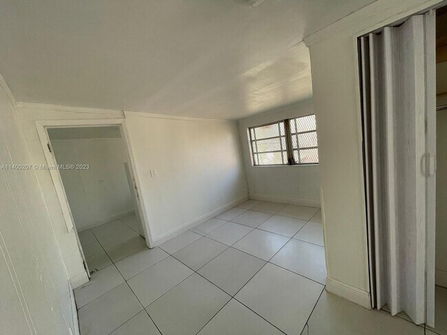 Building Photo - 633 NW 15th Ave