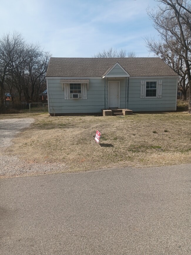 Building Photo - 504 S 5th St