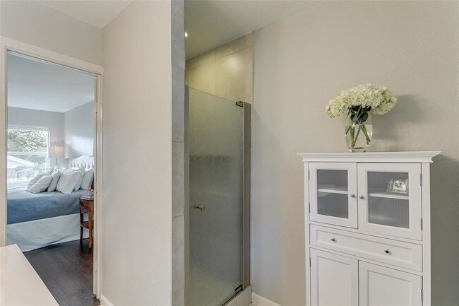 Building Photo - 847 Peavy Rd