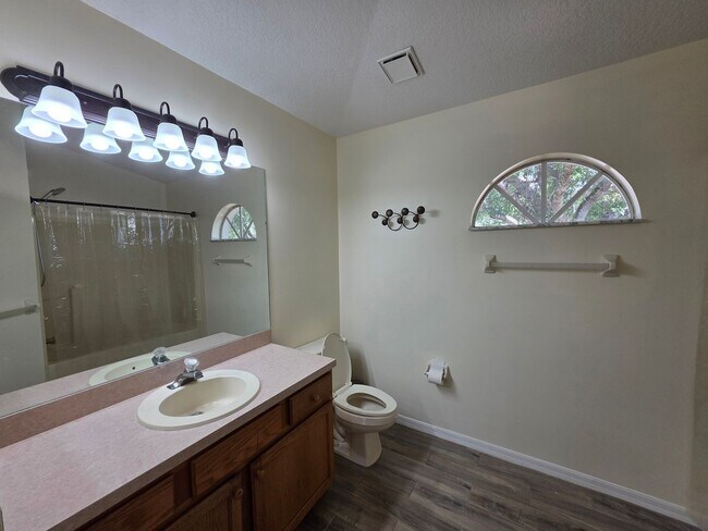 Building Photo - Pool Home in Vero Lake Estates 3/3 with Bonus Room