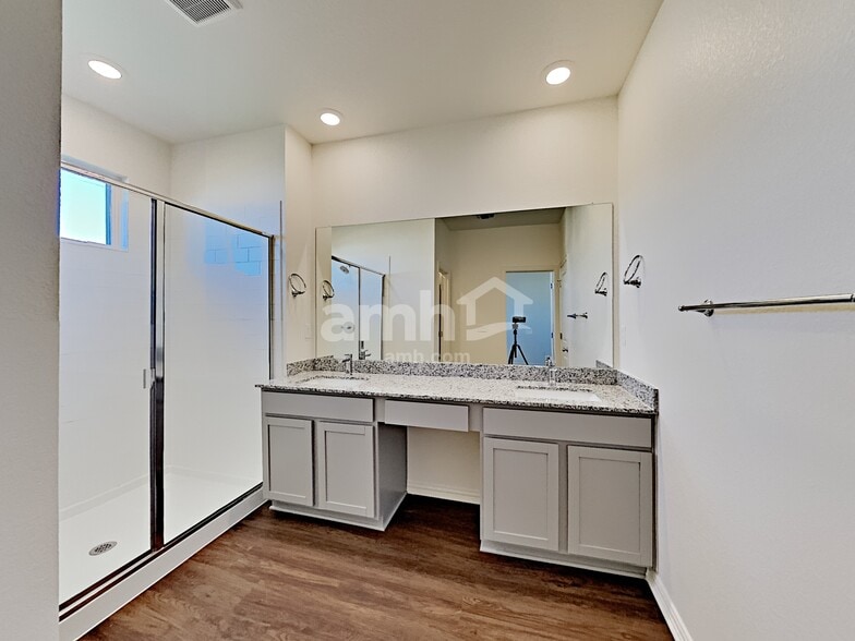 Building Photo - 2721 Meadowood Heights
