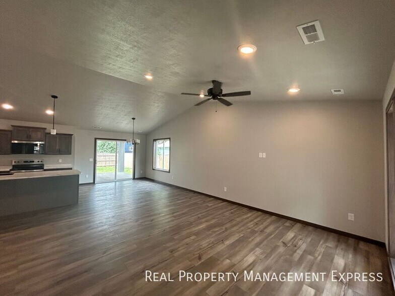 Building Photo - 3 Bedroom 2 Bathroom Home for Rent