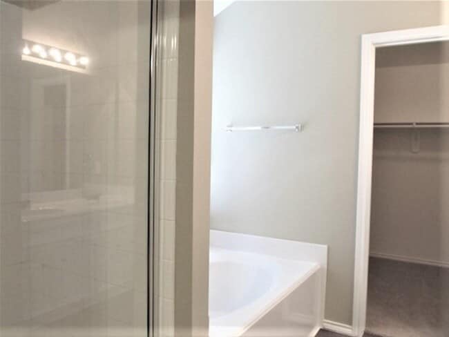 Building Photo - 9150 Sunlit Park Dr