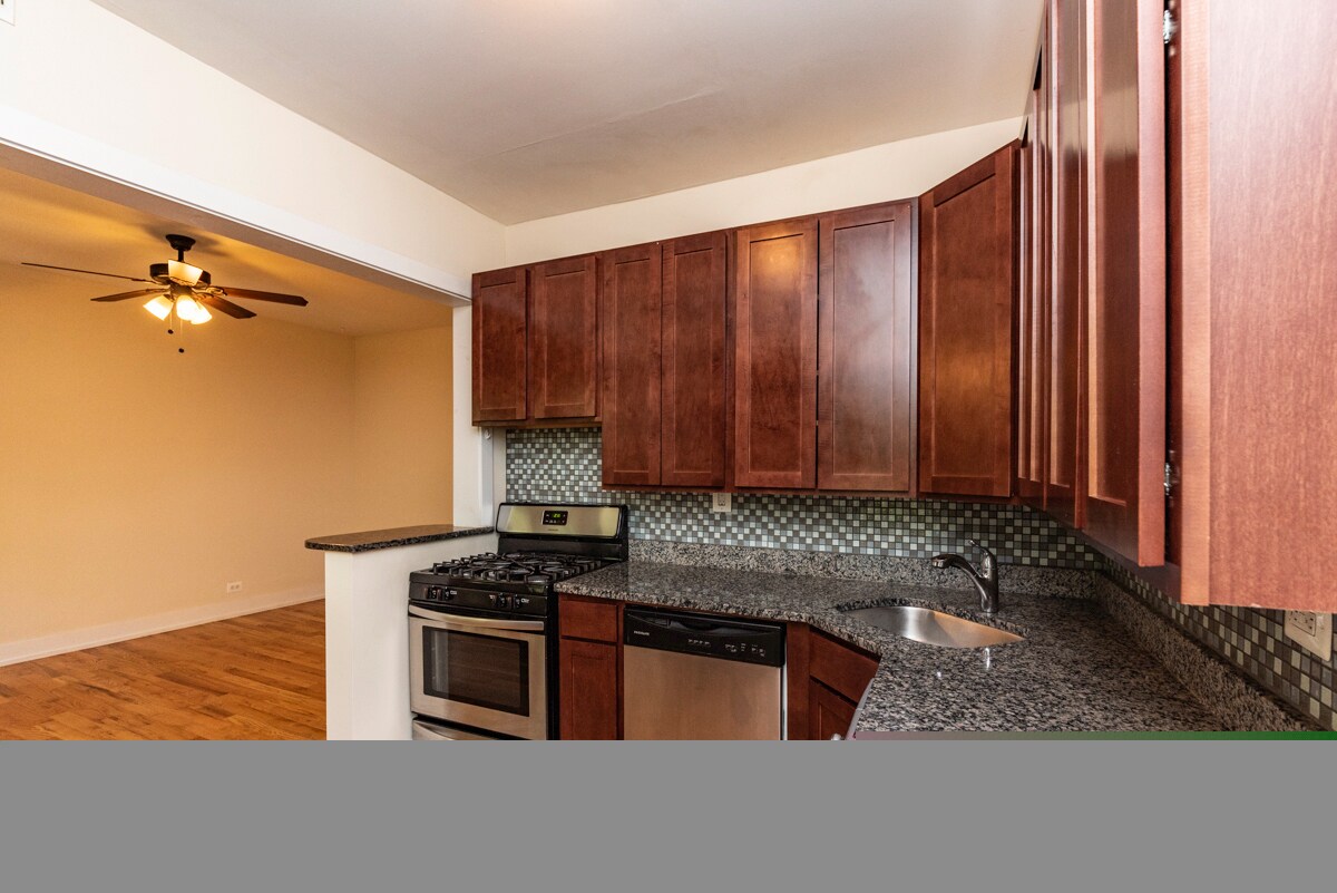 Building Photo - 3513 N Racine Ave