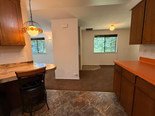 Building Photo - 2Bd/1.75Ba Issaquah Home