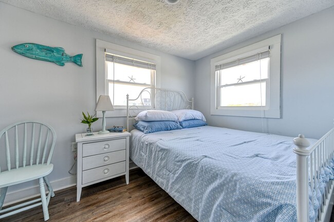 Building Photo - FURNISHED OFF-SEASON MONTHLY RENTAL-STARTI...