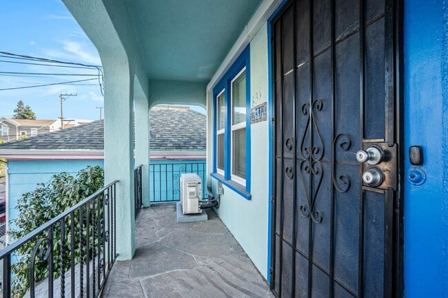 Building Photo - 831 E 17th St