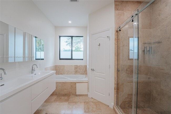 Building Photo - 2766 SW 33rd Ave