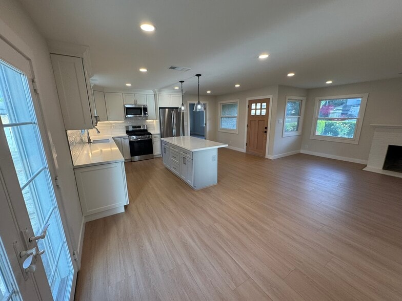 Kitchen - 3185 Oriole Dr