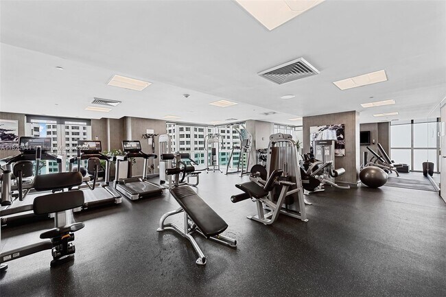 Building Photo - 950 Brickell Bay Dr