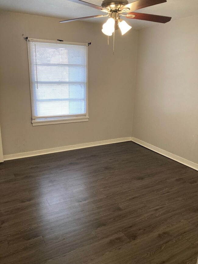 Building Photo - TWO BEDROOM, ONE BATH HOME