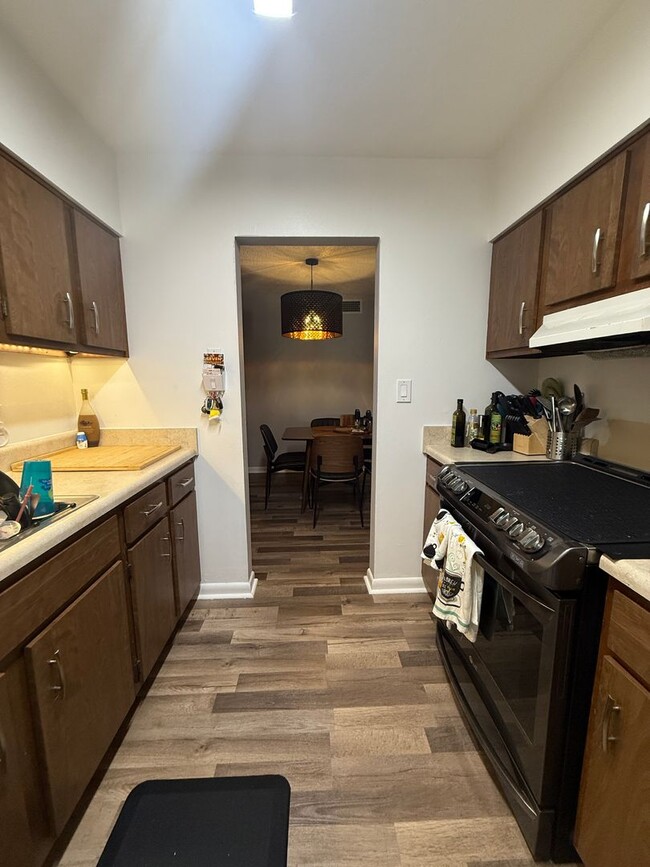 Building Photo - Beautifully Renovated Condo in the Heart o...