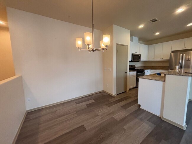 Building Photo - *** $500 Move in special if lease is signe...