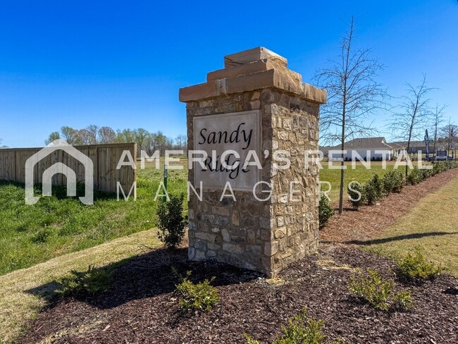 Building Photo - Modern 2 Bed, 1 Home in Sandy Ridge! Available to View Now!!!