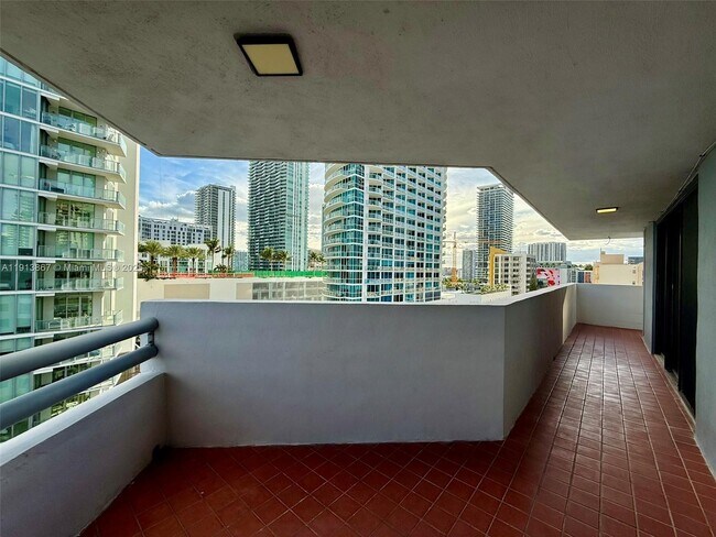 Building Photo - 555 NE 30th St