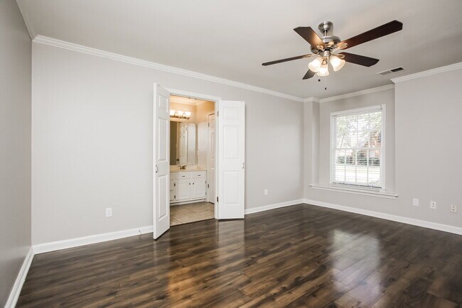 Building Photo - 8159 Creekside Cir N