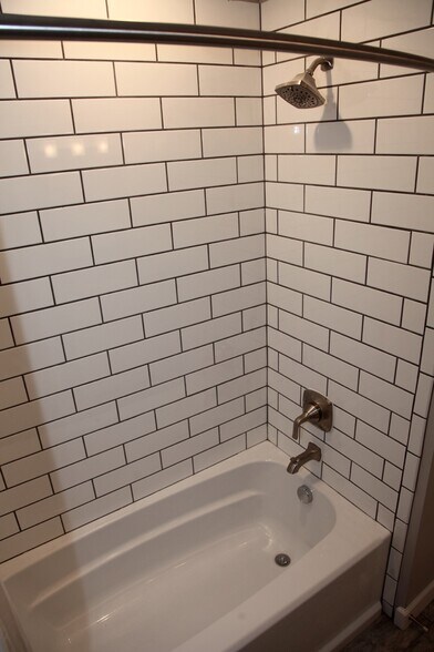 Building Photo - 323 Parkwood Ave