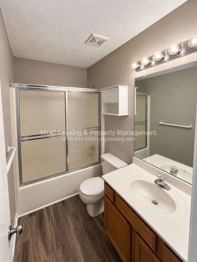 Building Photo - 713-715 SW 37th Street Ter