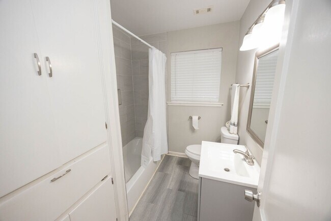 Building Photo - 2058 Woodley Rd