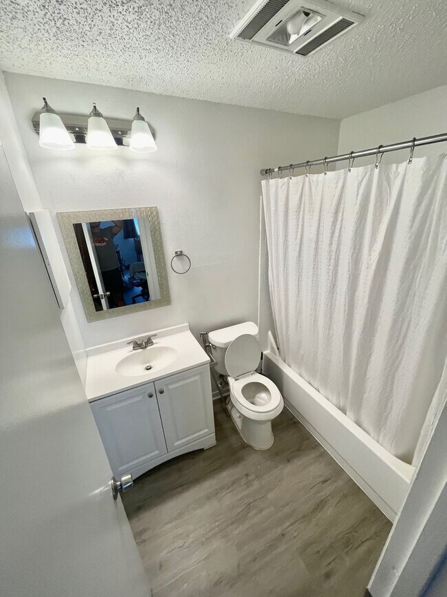 Building Photo - Cute West Campus Condo