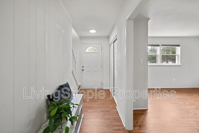Building Photo - 1213 Gladstone Dr