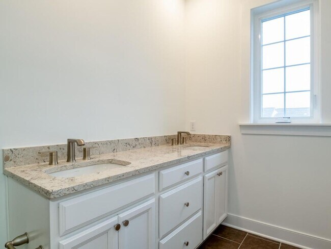 Building Photo - Luxury Townhome in the Heart of Cranberry Twp