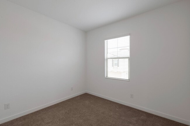 Building Photo - Like Brand New Luxurious Modern 3 Bedroom ...