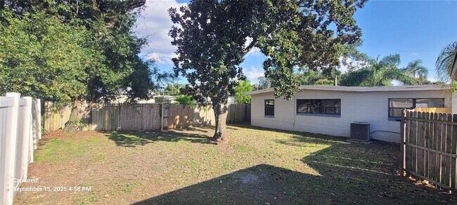 Building Photo - 2027 Bentley St
