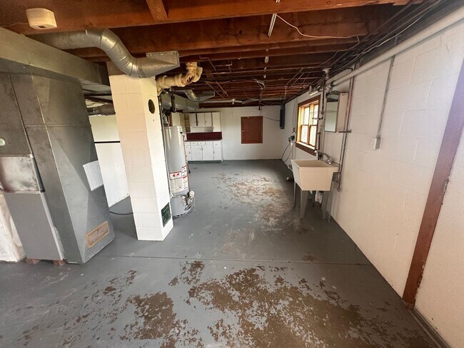Building Photo - Louisville Farmhouse With Walkout basement