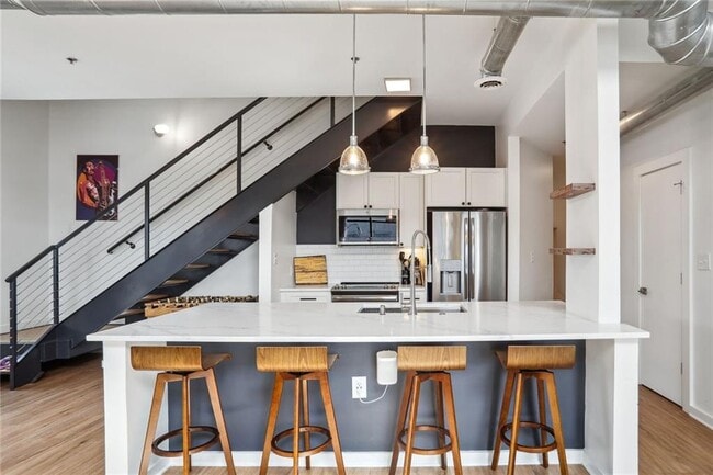 Building Photo - 70-73 500