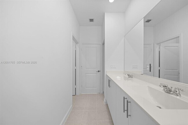 Building Photo - 715 SE 15th St