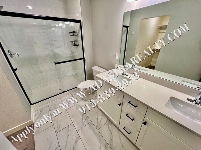 Building Photo - Beautiful Like New 4 Bed 4 Bath Home in Overland Park-Available NOW!!