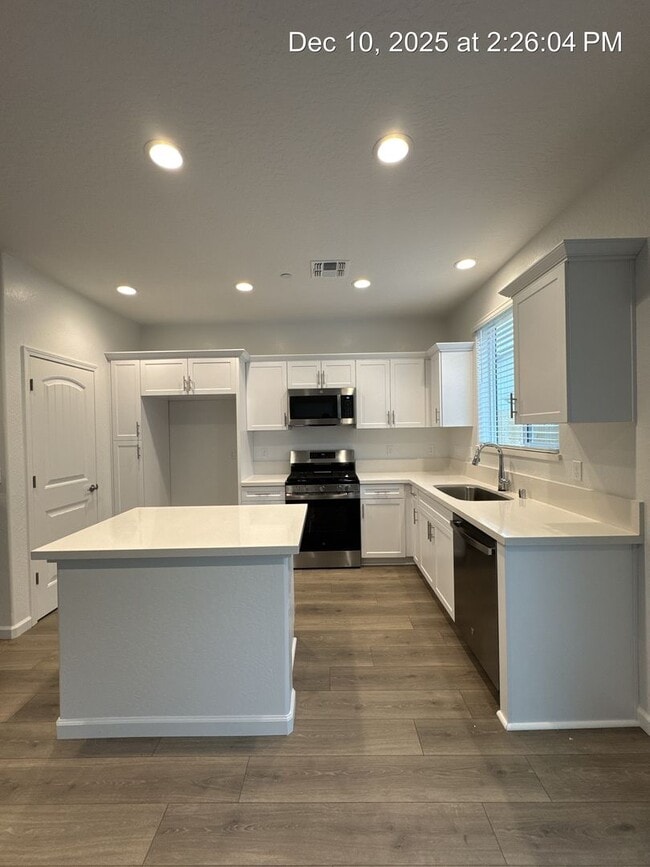 Building Photo - Newly built Home!