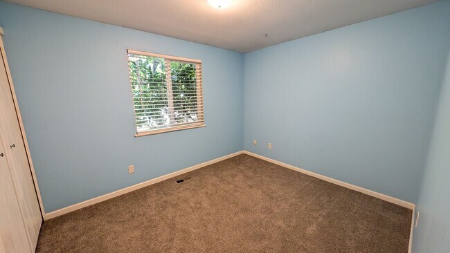 Building Photo - Single level 3 bedroom 2 bath home in the ...